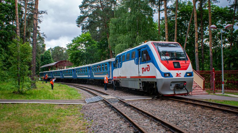 ТУ10-032 с поездом на ст. Пионерская